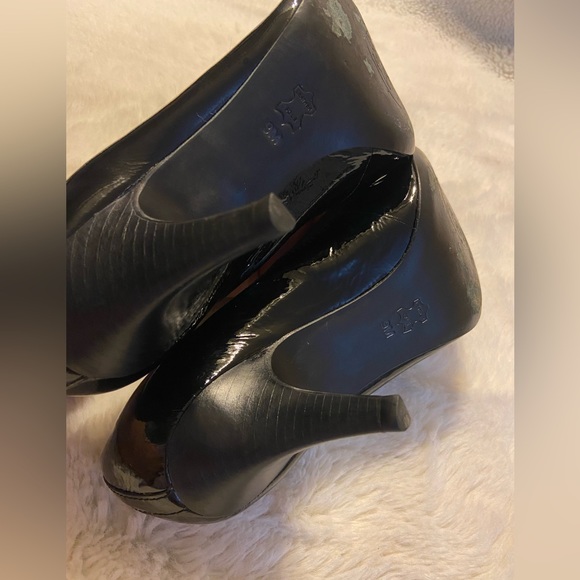 Tory Burch Caroline patent leather 3” heels with gold emblem size 9 - Picture 11 of 13